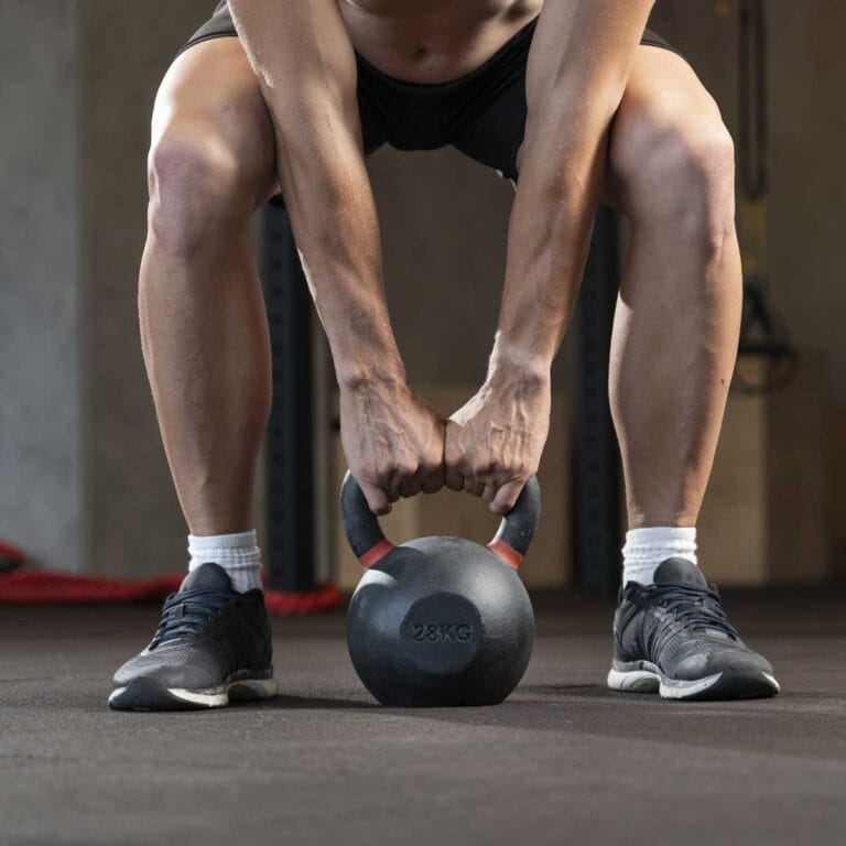 Los mejores ejercicios con kettlebells para ganar músculo y perder grasa rápido.
