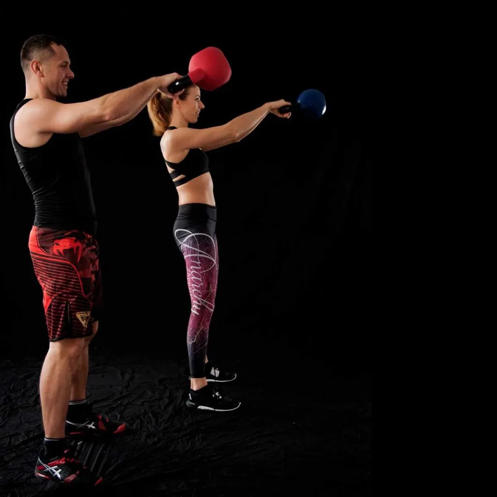 Entrenamiento de Swing con kettlebells o pesas rusas.